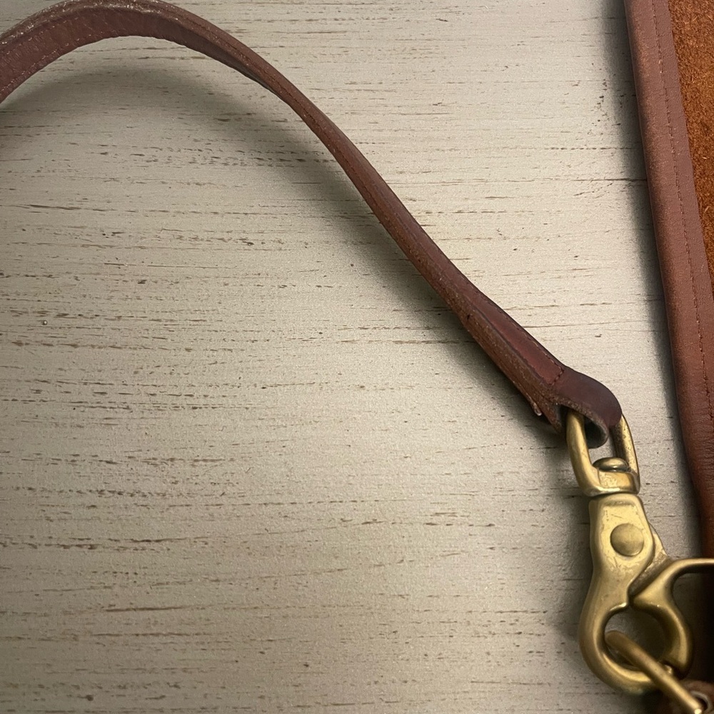 Vintage Coach Pocket Purse
Creed No M4C-9755 (1994). Made in the USA
10x6x2.5 - Picture 7 of 10